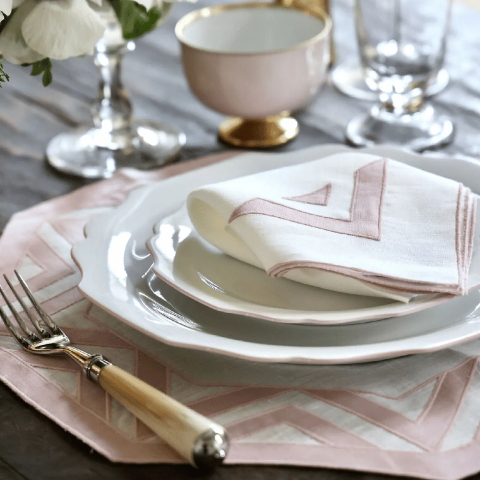belvedere_soft_pink_rim_d_1.webp Belvedere Soft Pink Rim Dessert Plate