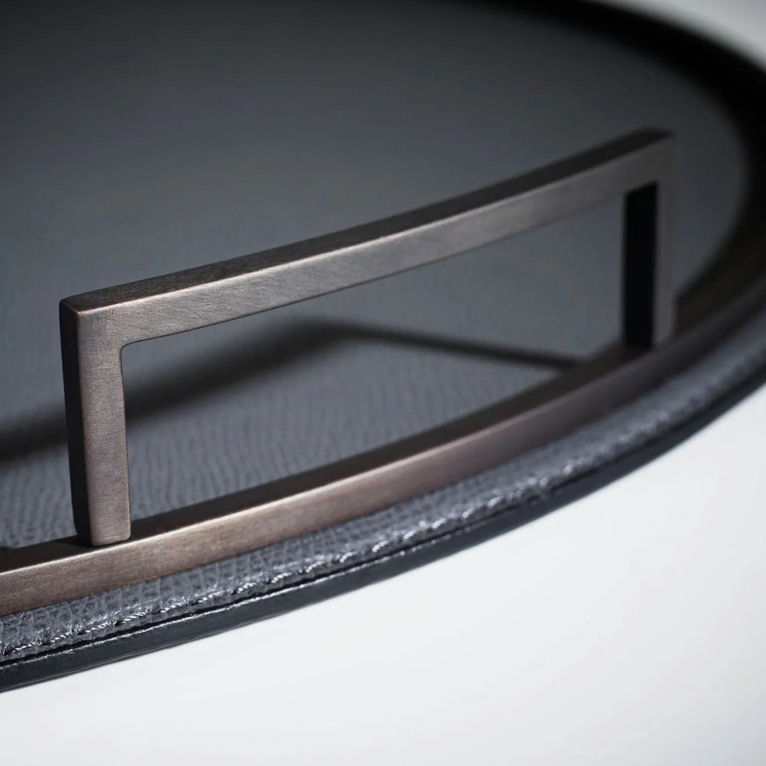defile_medium_round_leath_1.webp Defile Medium Round Leather Tray Royal Blue Bronze