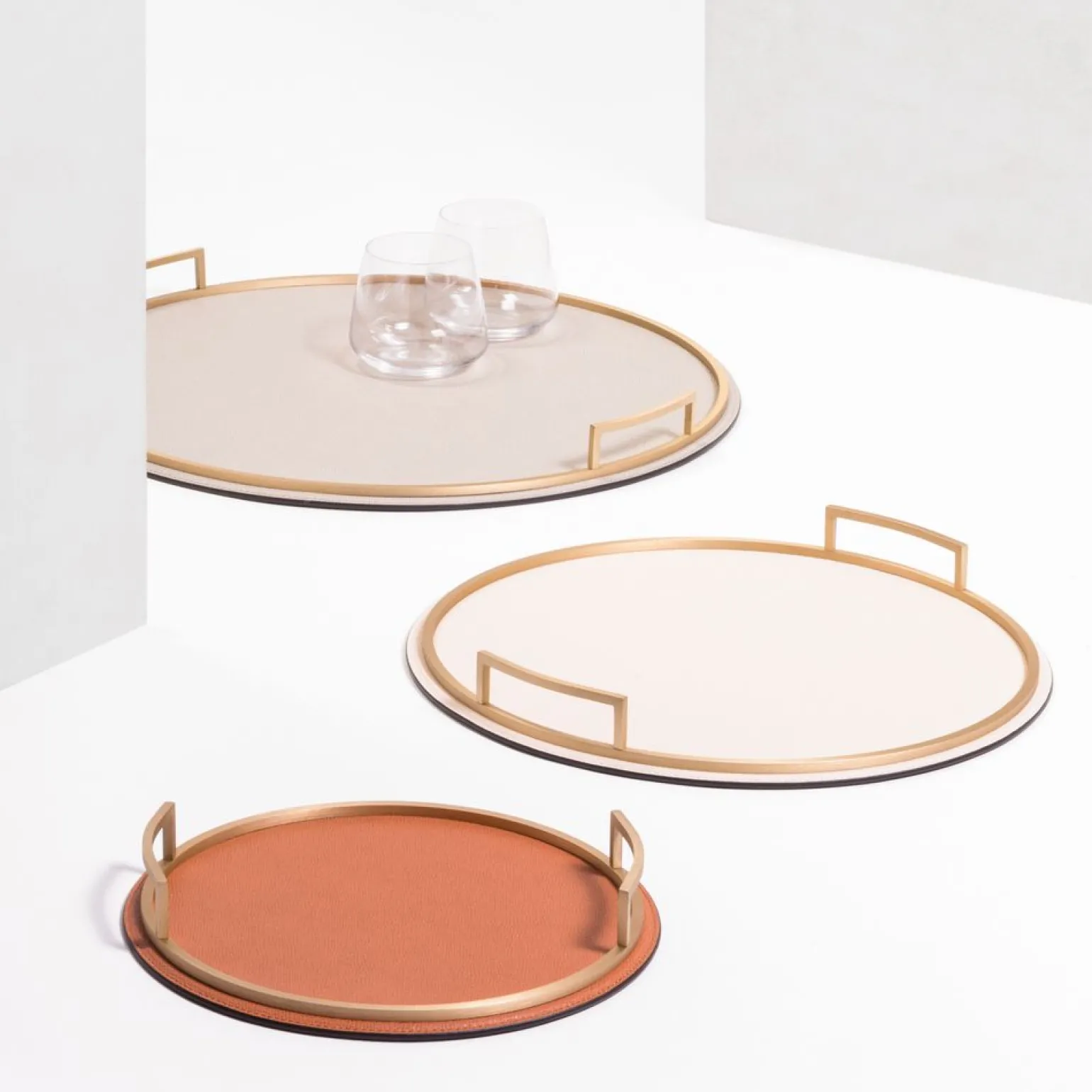 defile_medium_round_leath_3.webp Defile Medium Round Leather Tray Royal Blue Brass