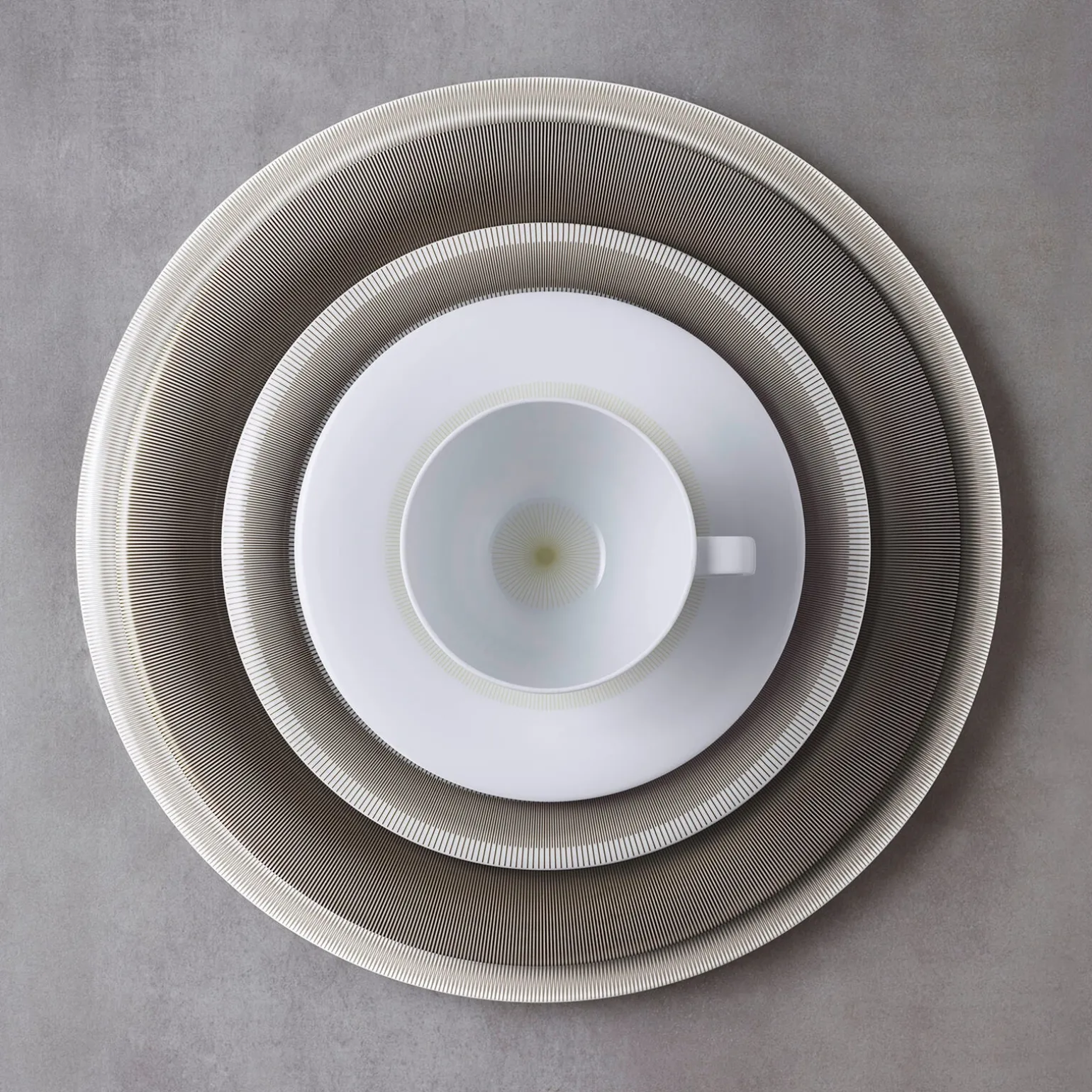 fluen_fine_lines_dessert__1.webp Fluen Fine Lines Dessert Plate