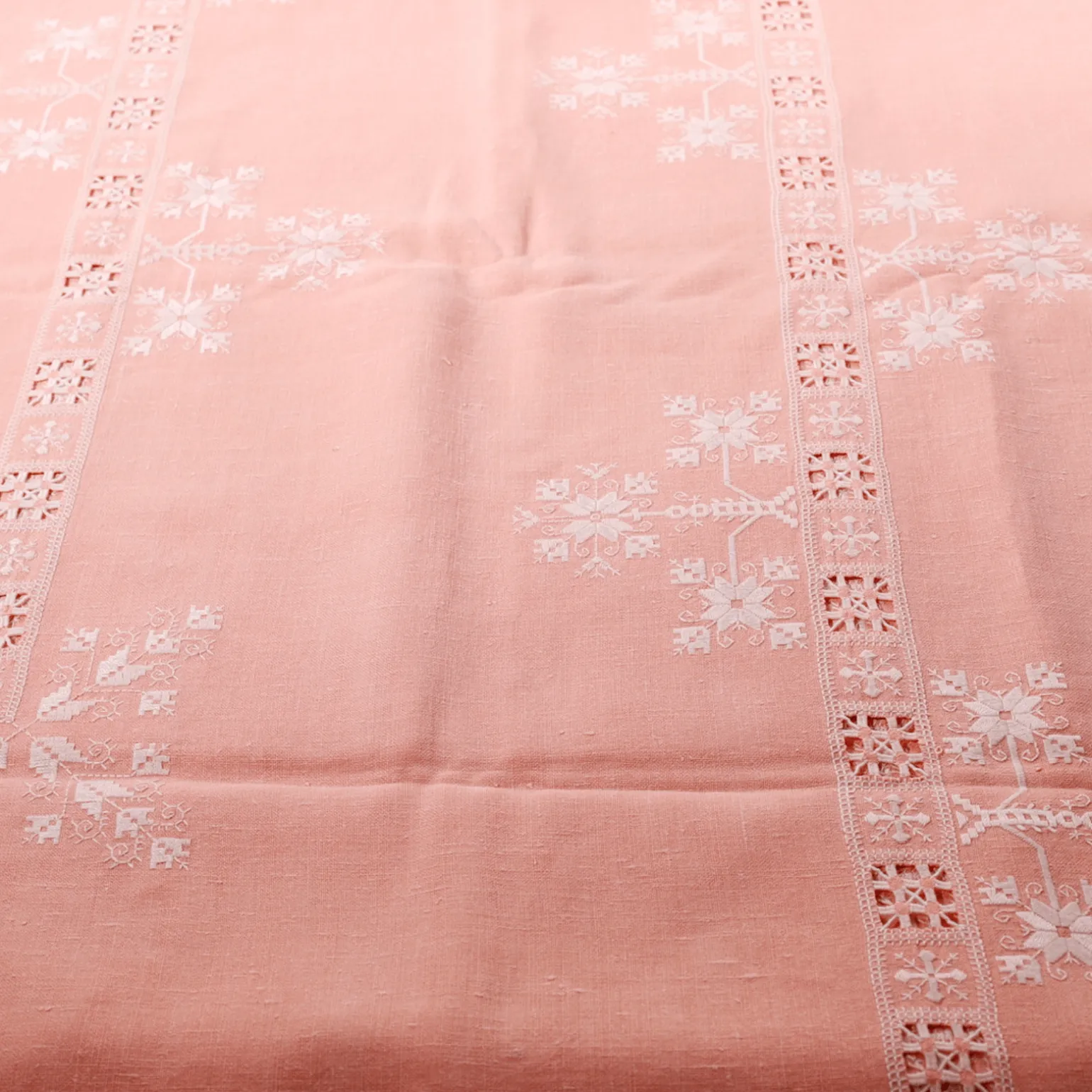 handembroidered_tableclot_3.webp Hand-Embroidered Tablecloth with 12 Napkins
