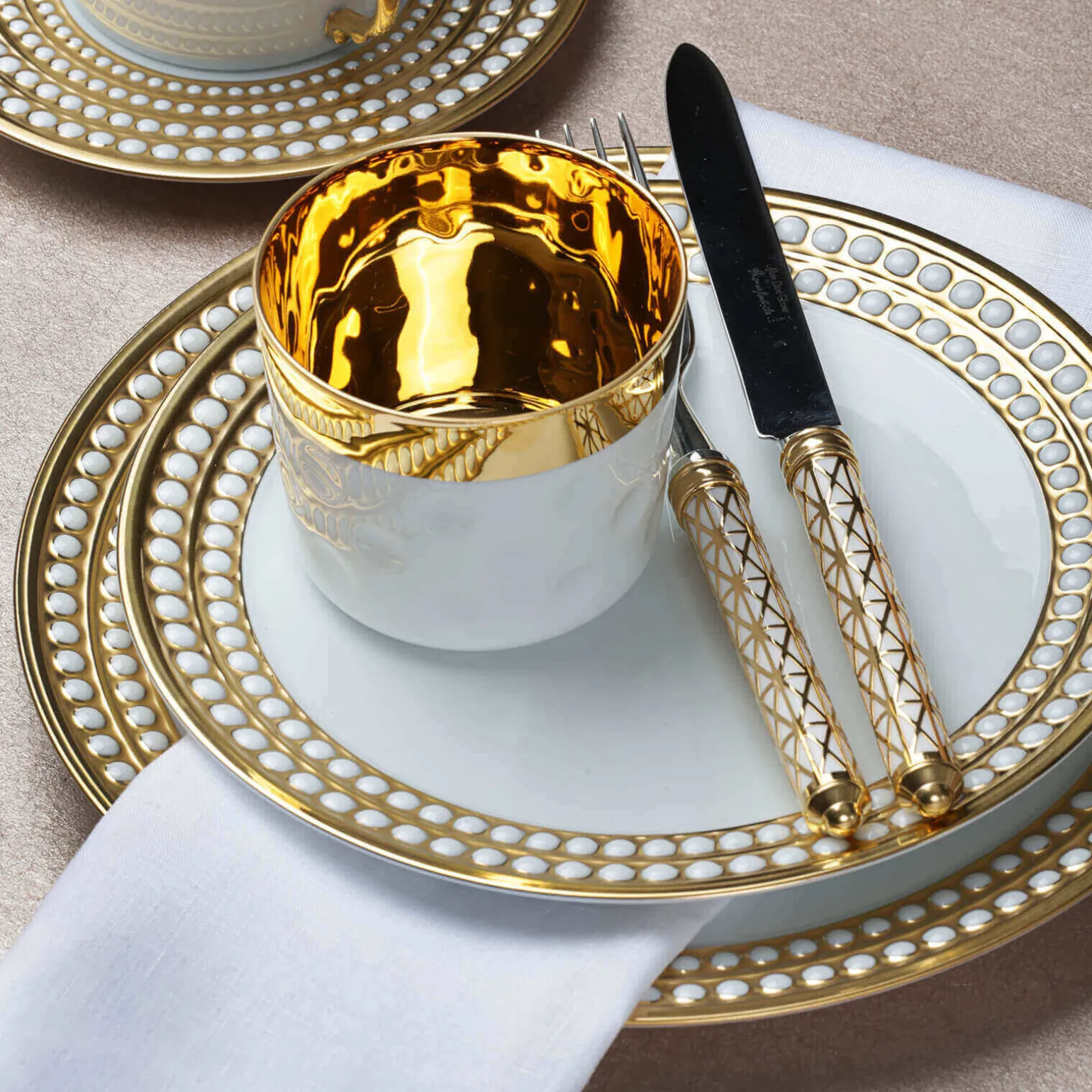 perle_gold_dinner_plate_1.webp Perlée Gold Dinner Plate